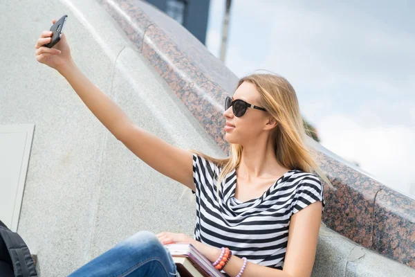 Lány így selfie fénykép — Stock Fotó