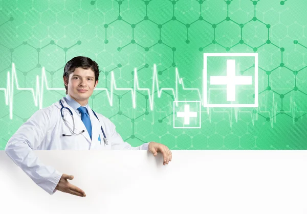 Doctor sosteniendo banner en blanco —  Fotos de Stock