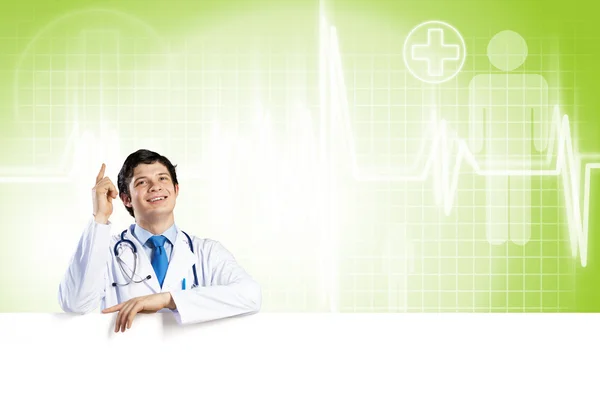 Doctor sosteniendo banner en blanco — Foto de Stock