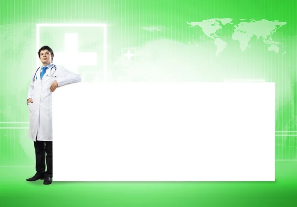 Doctor con banner en blanco — Foto de Stock