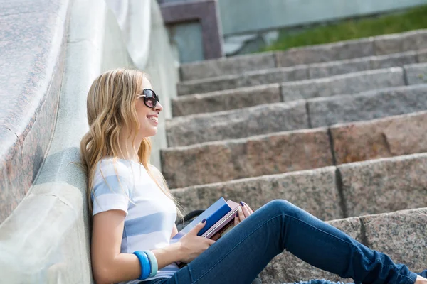 Student tjej studerar med böcker — Stockfoto