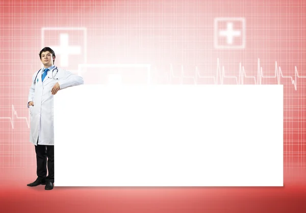 Medico con banner in bianco — Foto Stock