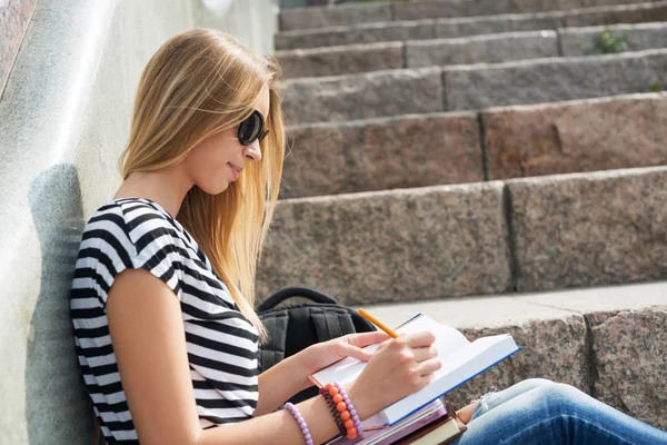 Student tjej studerar med böcker — Stockfoto