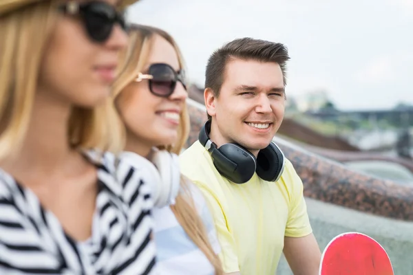 Jonge mensen zitten op de trap — Stockfoto