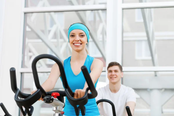 Giovani che fanno attività fisica in bicicletta — Foto Stock