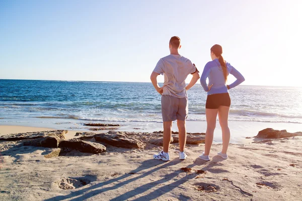 Pareja de corredores en la playa —  Fotos de Stock