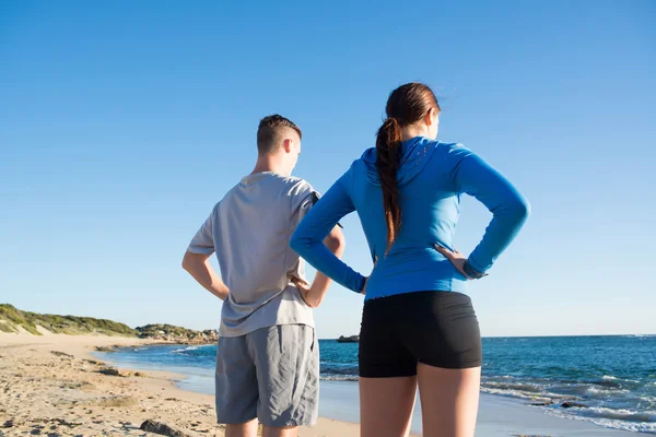 Pareja de corredores en la playa —  Fotos de Stock