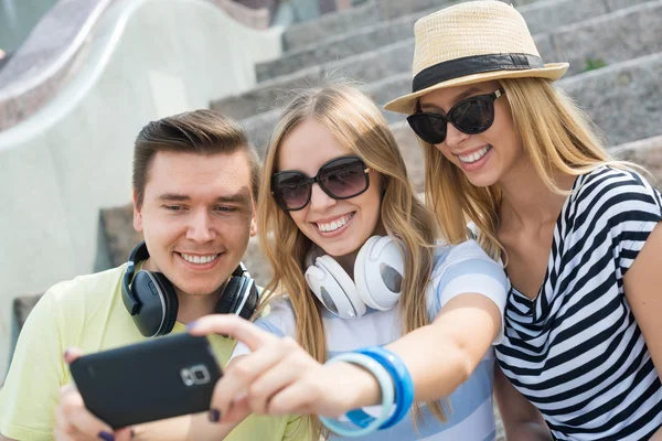 Junge Leute machen Selfie — Stockfoto