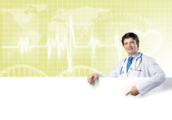 Doctor sosteniendo banner en blanco —  Fotos de Stock