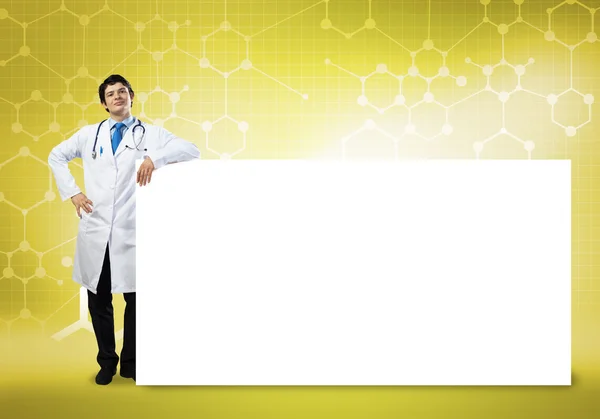 Doctor con banner en blanco — Foto de Stock