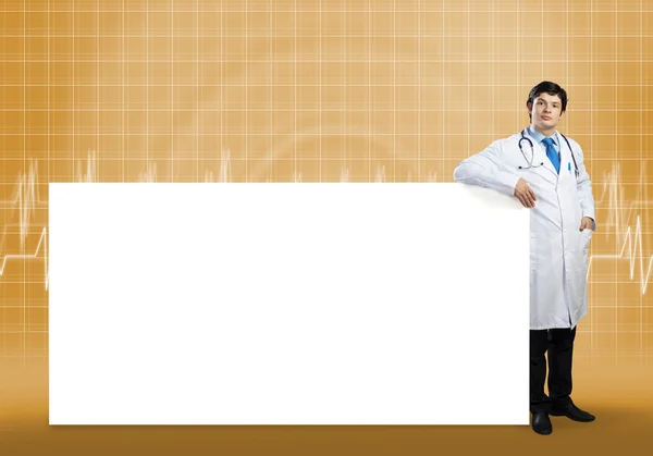 Medico con banner in bianco — Foto Stock