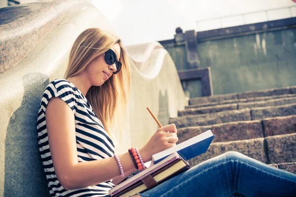 Étudiant fille étudiant avec des livres — Photo