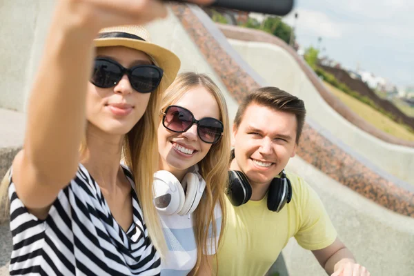 Selfie를 만드는 젊은 사람들 — 스톡 사진