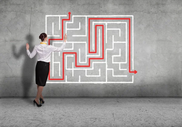 Businesswoman drawing labyrinth — Stock Photo, Image