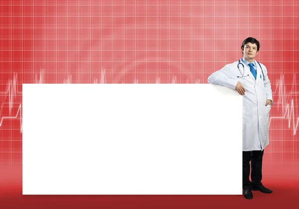 Medico con banner in bianco — Foto Stock