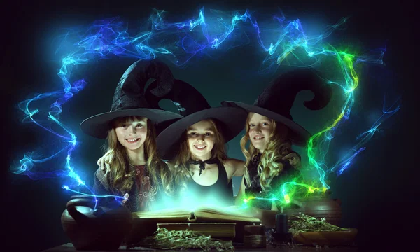 Маленькие ведьмы на Хэллоуин — стоковое фото