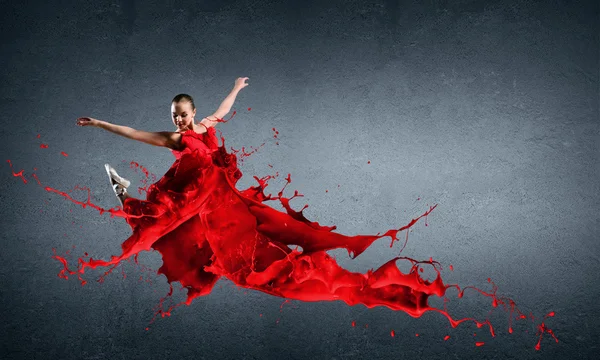 Donna ballerina in abito rosso — Foto Stock