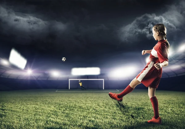 Jogador de futebol chutando bola para portões — Fotografia de Stock