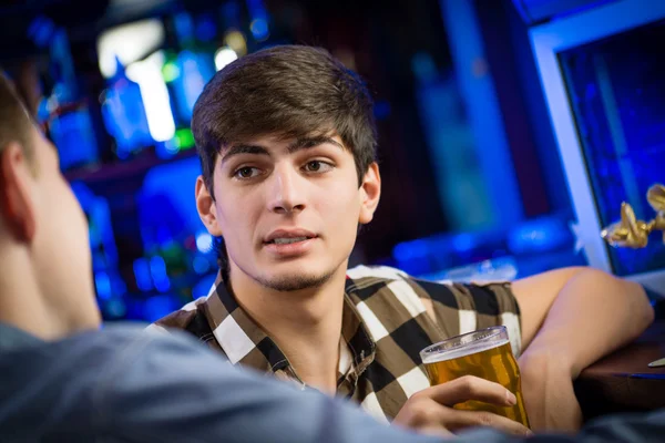 Giovani uomini al bar — Foto Stock