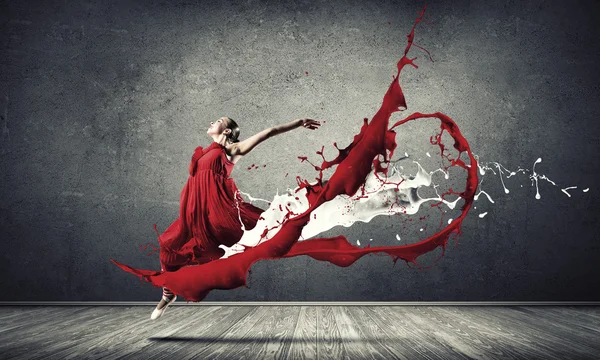 Mulher dançarina em vestido vermelho — Fotografia de Stock