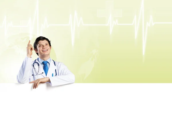 Doctor sosteniendo banner en blanco —  Fotos de Stock