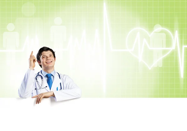 Doctor sosteniendo banner en blanco — Foto de Stock