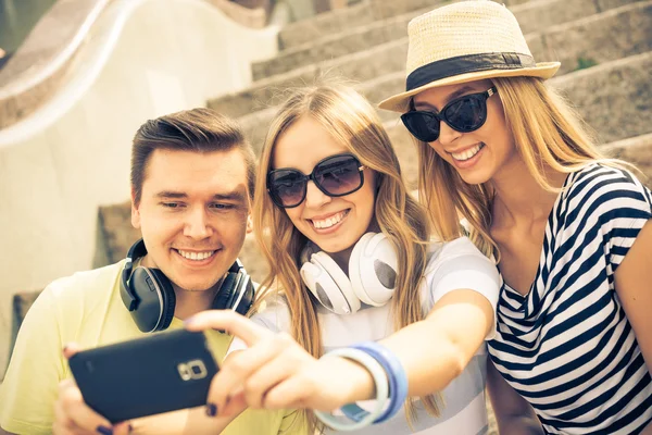 Jóvenes haciendo selfie —  Fotos de Stock