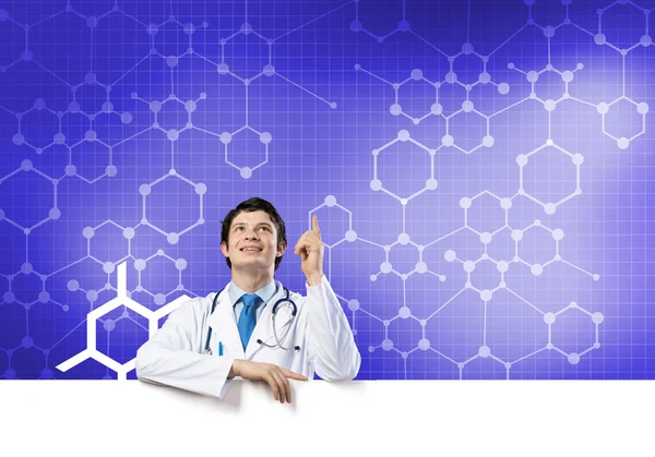 Medico con banner in bianco — Foto Stock