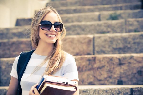 Studente ragazza studiare con libri — Foto Stock