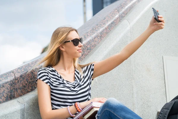 Bonita chica haciendo selfie —  Fotos de Stock