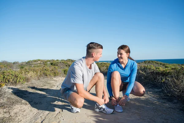 Pareja de corredores en la playa —  Fotos de Stock