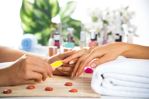 Donna in salone che riceve la manicure — Foto Stock