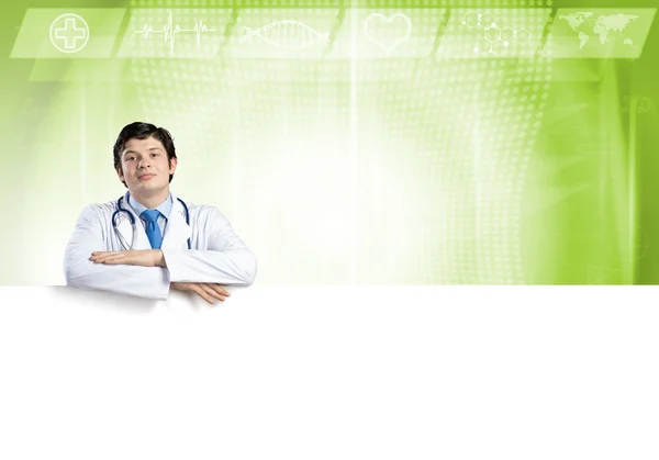 Doctor sosteniendo banner en blanco —  Fotos de Stock