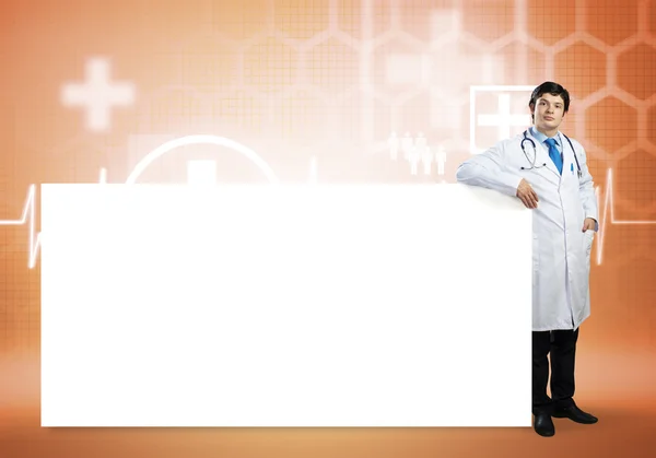 Medico con banner in bianco — Foto Stock