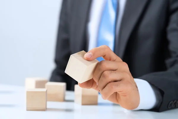 Hombre de negocios torre de construcción — Foto de Stock