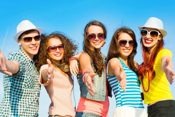 Jovens que usam óculos de sol — Fotografia de Stock
