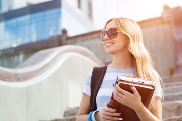 Studentka studuje s knihami — Stock fotografie