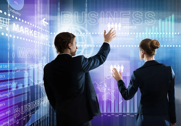 Hombre de negocios y mujer de negocios con panel virtual —  Fotos de Stock