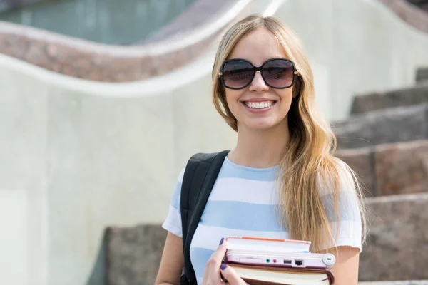 Student meisje studeren met boeken — Stockfoto