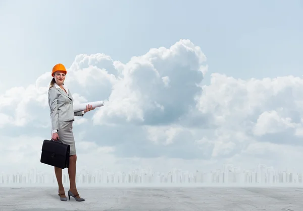 Mujer arquitecta en hardhat — Foto de Stock