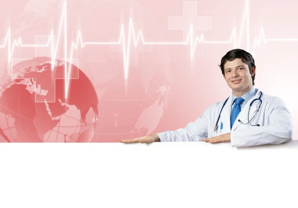 Doctor sosteniendo banner en blanco — Foto de Stock