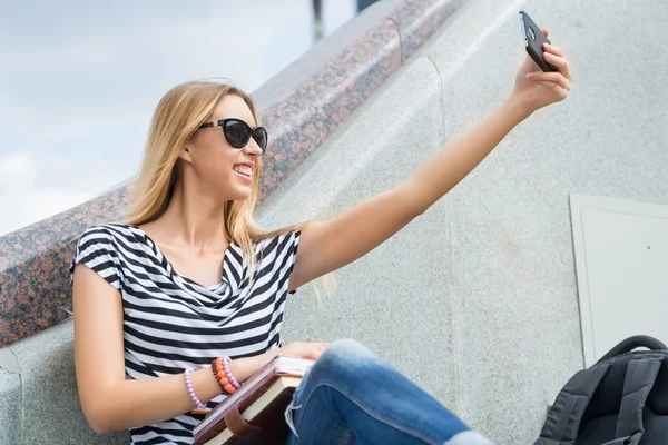 Chica joven haciendo selfie —  Fotos de Stock