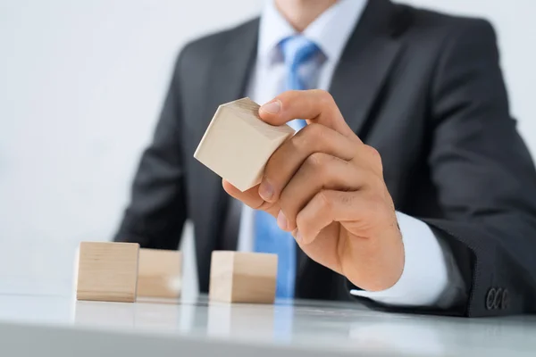 Hombre de negocios torre de construcción — Foto de Stock