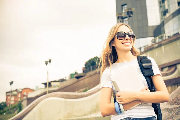 Menina estudante com tablet — Fotografia de Stock