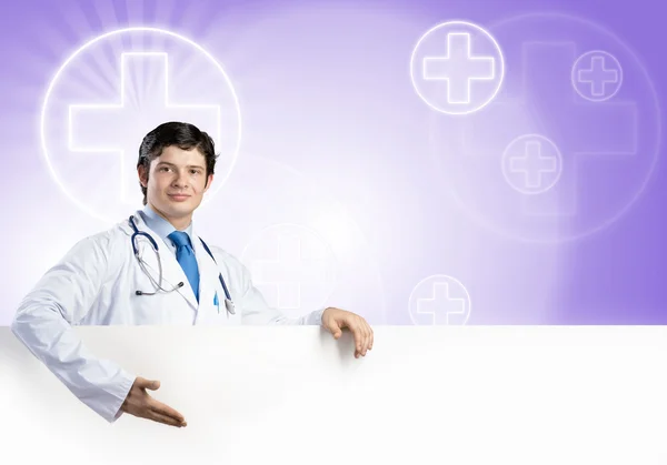 Medico con banner in bianco — Foto Stock