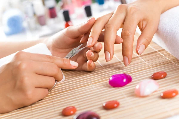 Kvinde i salon modtager manicure - Stock-foto