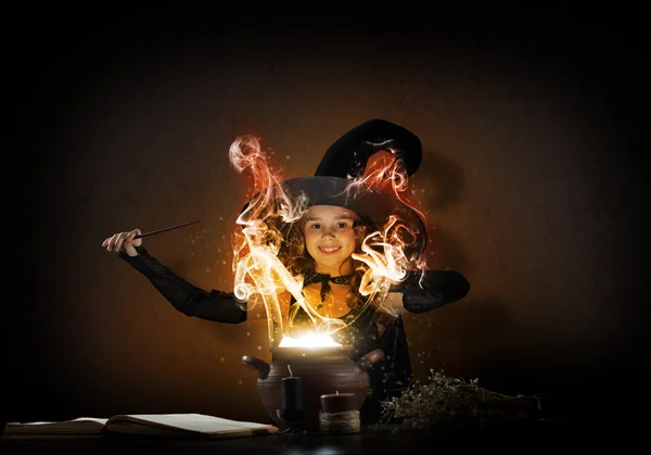 Маленькая Хэллоуинская ведьма — стоковое фото