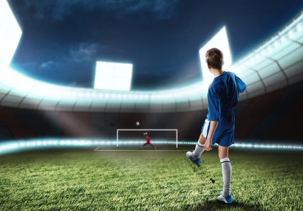 Jalkapalloilija potkii palloa — kuvapankkivalokuva