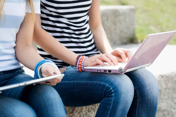 Amiche che utilizzano dispositivi — Foto Stock