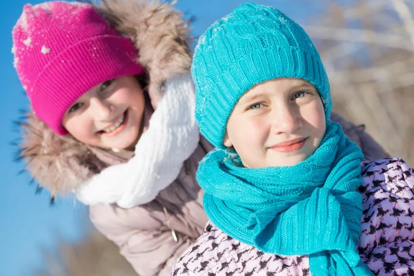 Cute meisjes slee rijden — Stockfoto